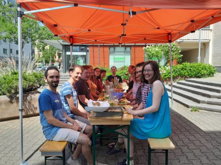 Viele Menschen essen gemeinsam an einem Tisch