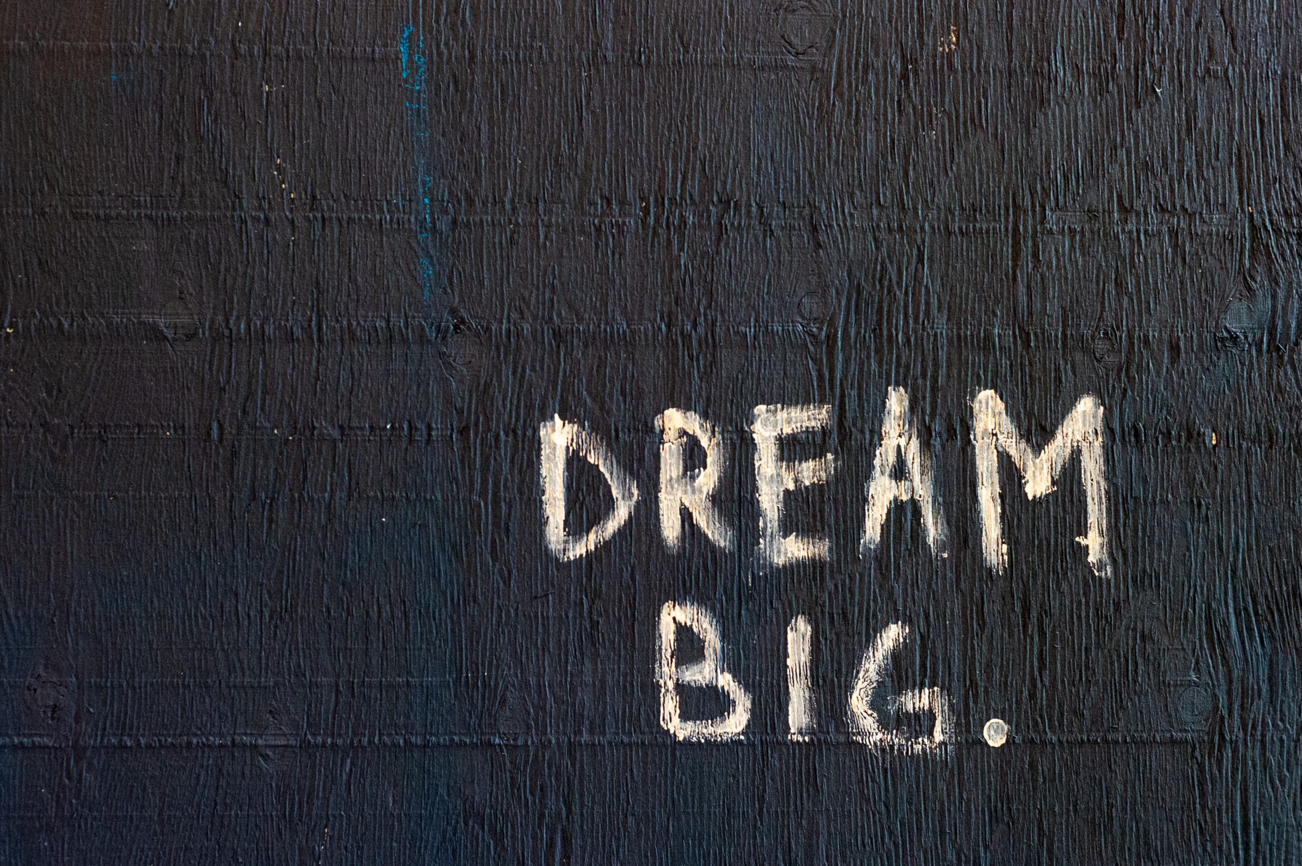 Ein schwarzer HIntergrund mit Aufschrift: Dream big