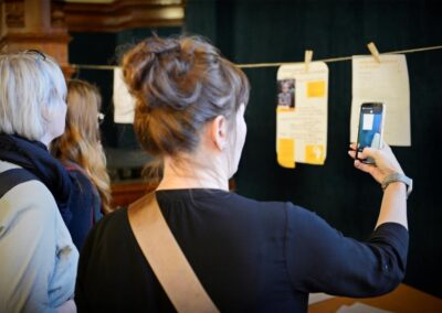 Vereinsforum Halle 2023 Vereinsforum Halle 2023 - Rasante Vernetzung - eine Frau fotografiert einen Steckbrief ab