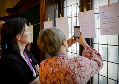 Vereinsforum Halle 2023 Vereinsforum Halle 2023 - Rasante Vernetzung - eine Frau fotografiert einen Steckbrief ab