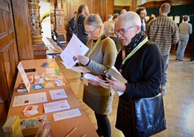 Vereinsforum Halle 2023 Vereinsforum Halle 2023 - Rasante Vernetzung - Zwei Frauen schauen sich Infomaterial an