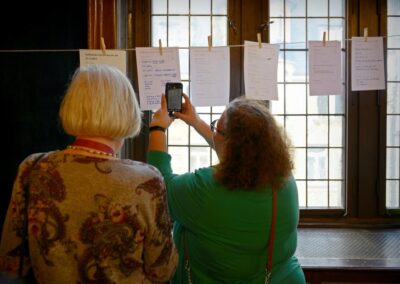 Vereinsforum Halle 2023 Vereinsforum Halle 2023 - Rasante Vernetzung - eine Frau fotografiert einen Steckbrief ab