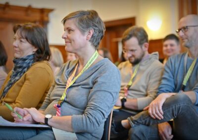 Vereinsforum Halle 2023 - Besucher:innen bei der Begrüßung im großen Saal