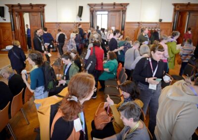 Vereinsforum Halle 2023 - die Besucher:innen gehen in die Workshops